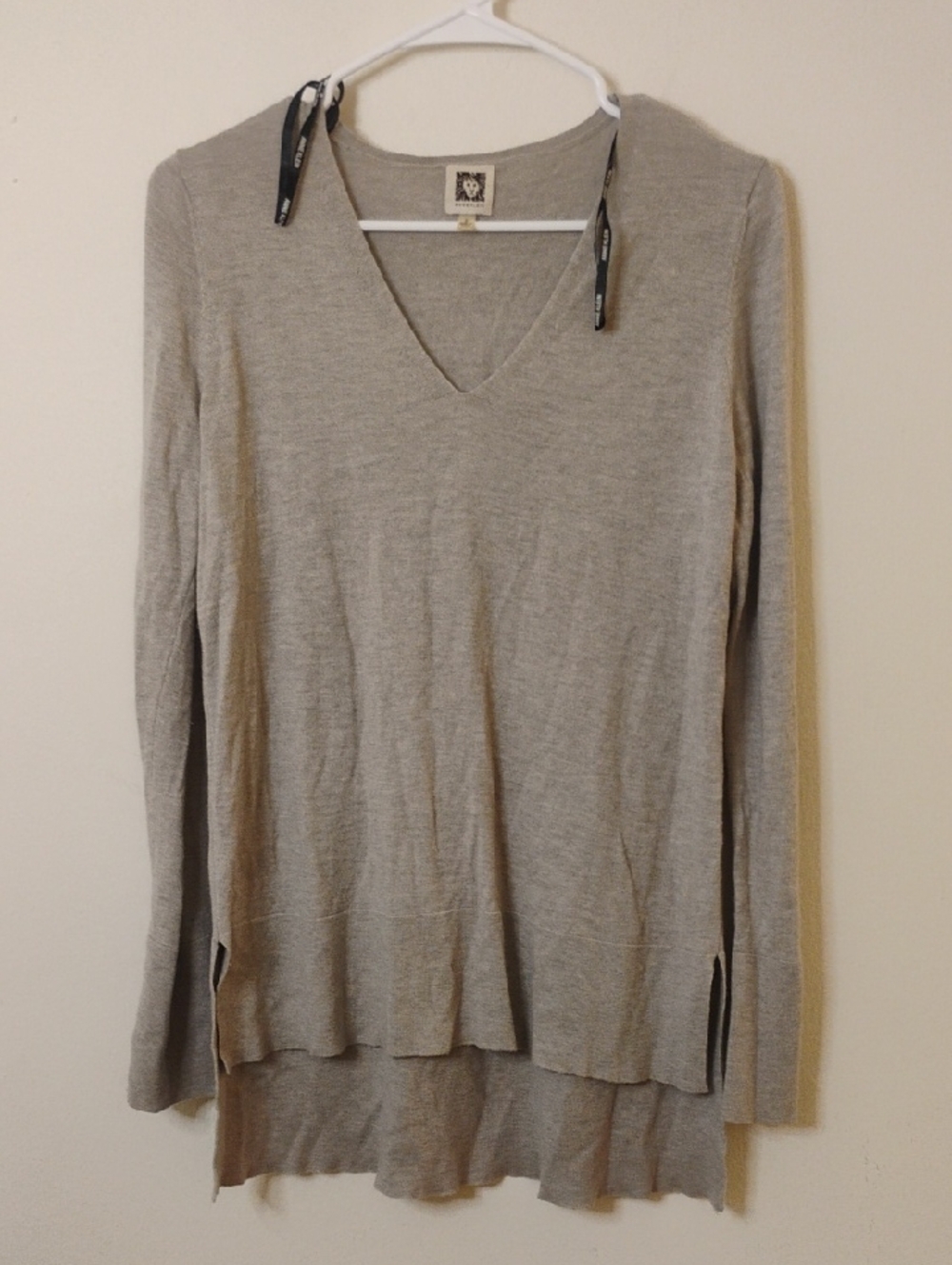 Anne Klein Light Gray V-Neck Long Sleeve Knit Top